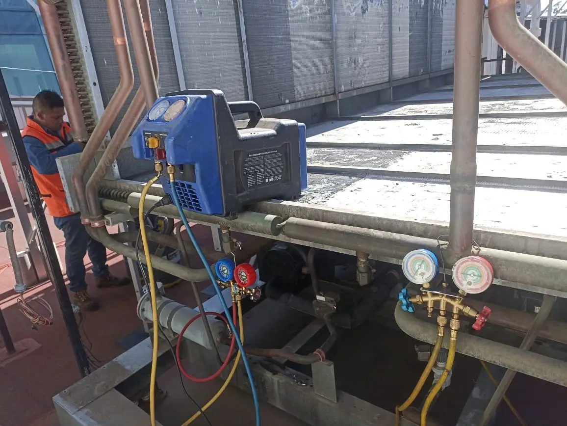 Equipo de recuperación y manómetros conectados en una instalación industrial